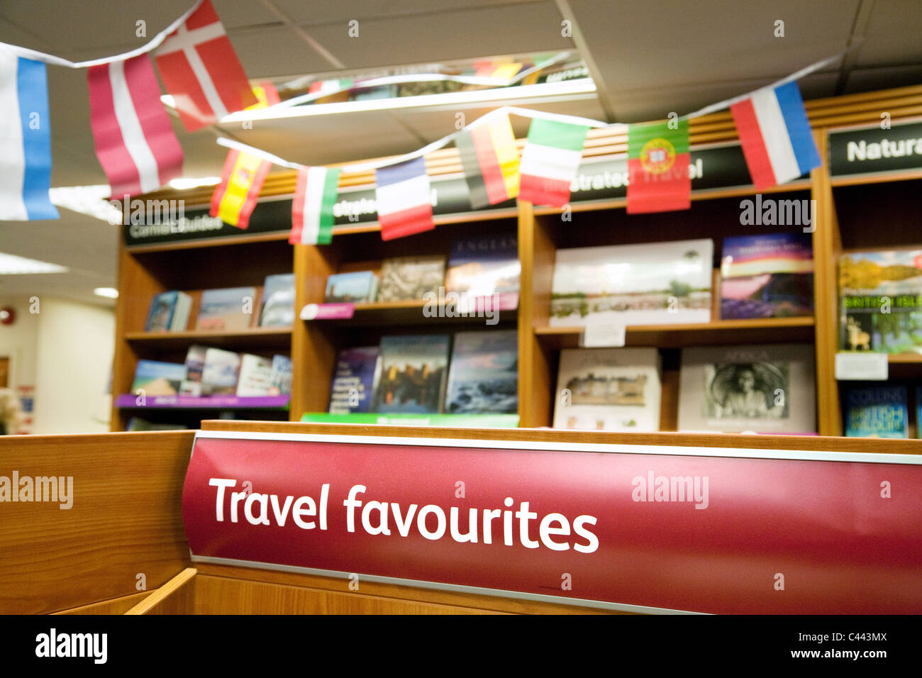 Reise-Bücher-Rubrik, Waterstones Buchladen, Truro Cornwall UK Stockfoto