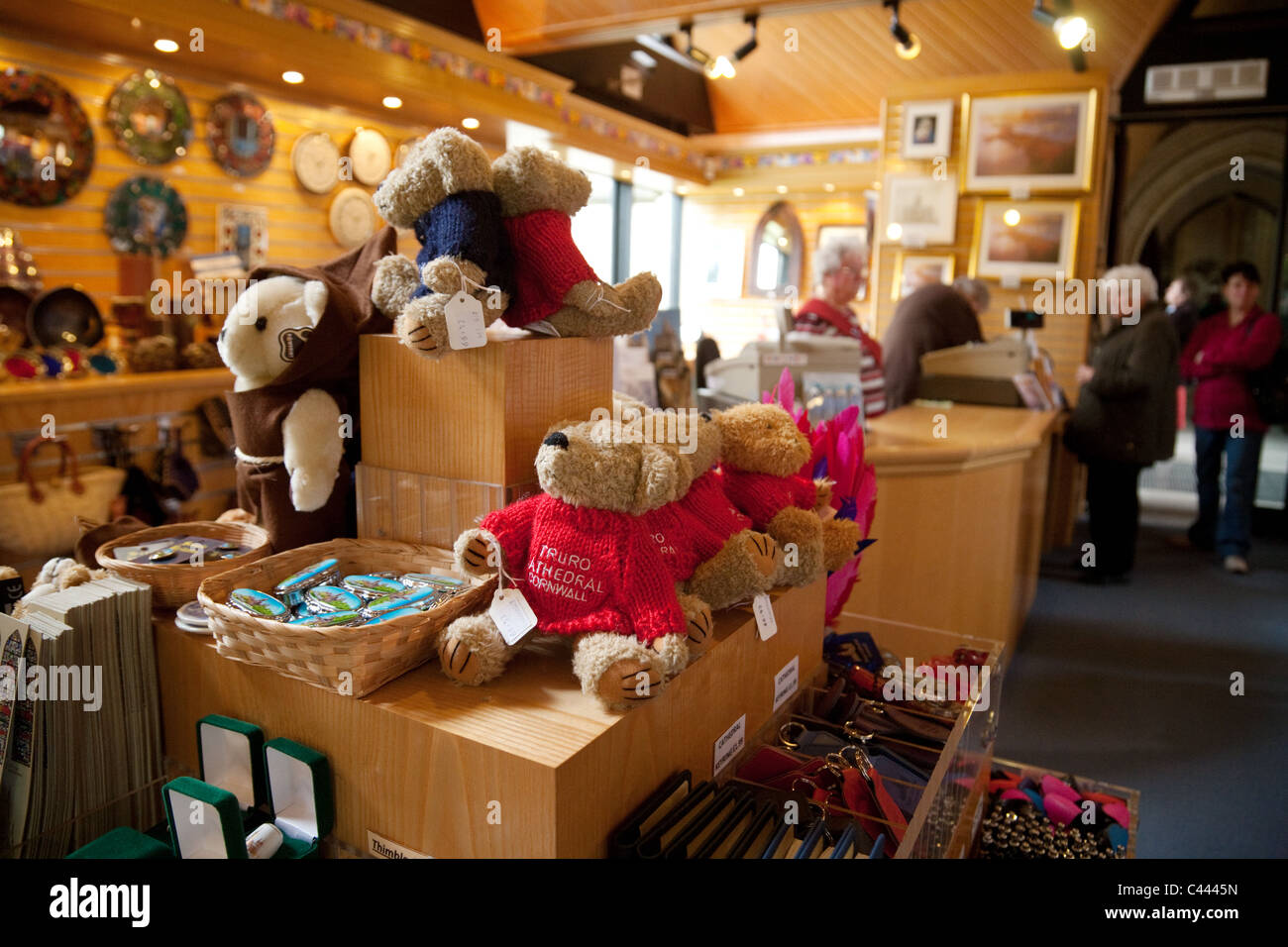 Teddybären für den Verkauf in das Geschenk shop, Truro Kathedrale, Truro, Cornwall UK Stockfoto