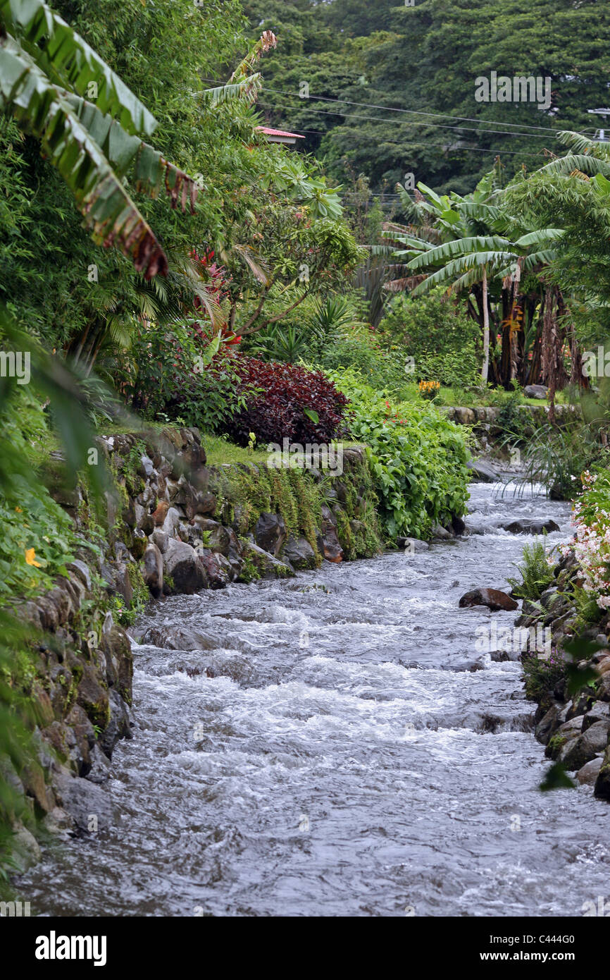 Kleiner Bach fließt durch das Zentrum der Stadt. Boquete, Chiriqui, Panama, Mittelamerika Stockfoto