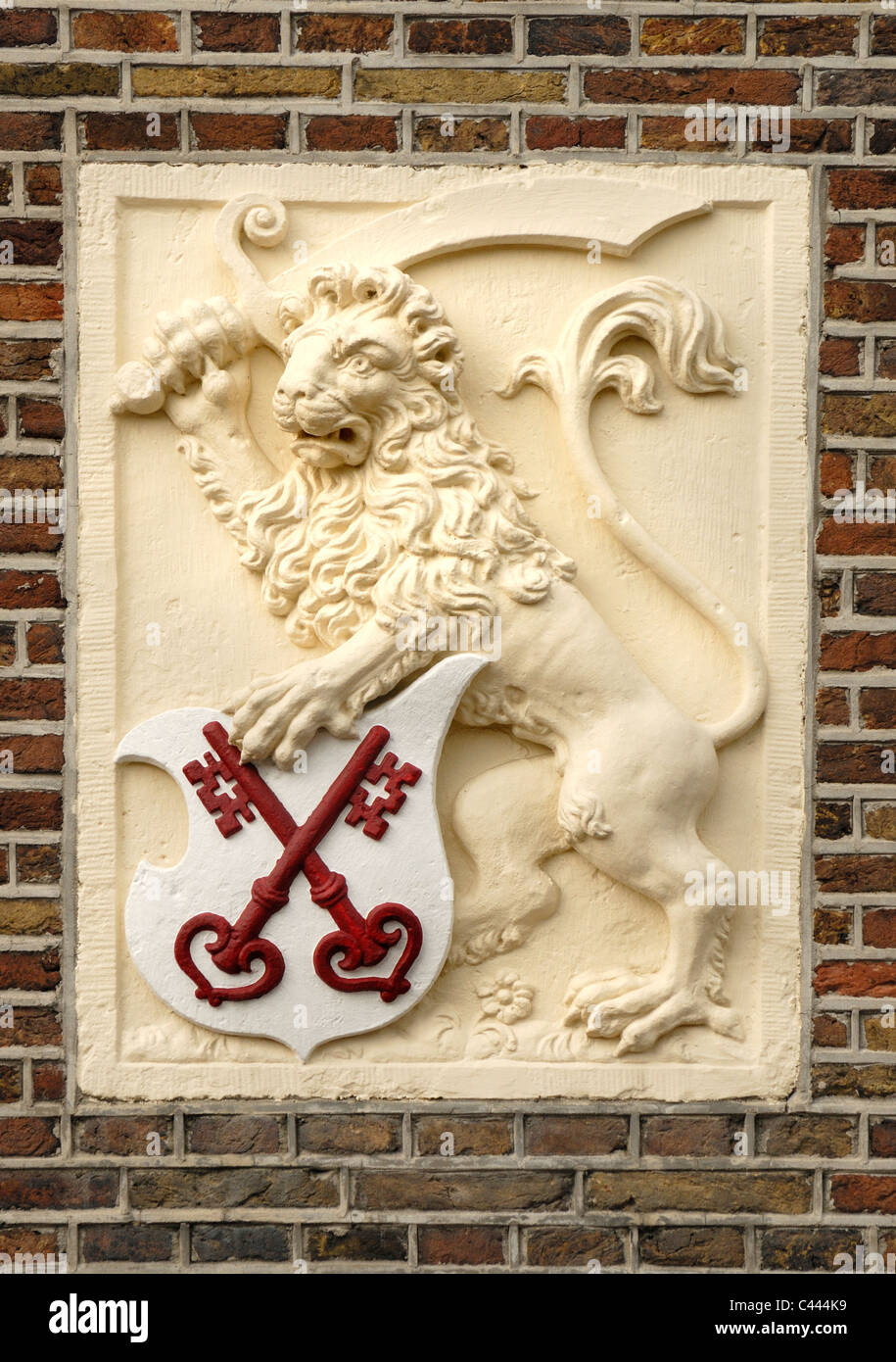 Leiden, Niederlande. Museum de Lakenhal - Fassade Detail. Leiden-Wappen mit Löwen und Schwert Stockfoto