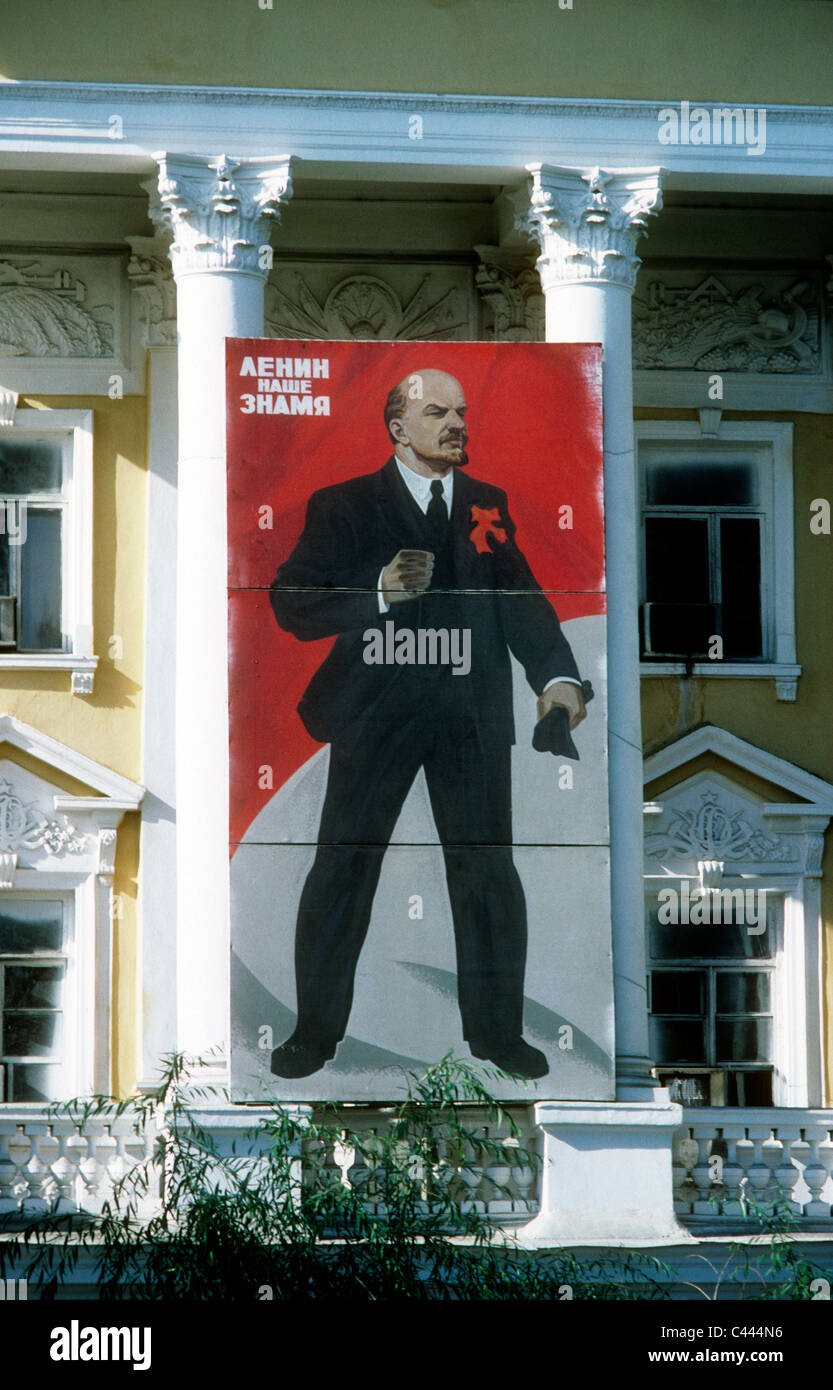 Ein politischer Propaganda Poster mit Lenin an einem Gebäude im Zentrum von Taschkent während der Sowjetzeit. Stockfoto