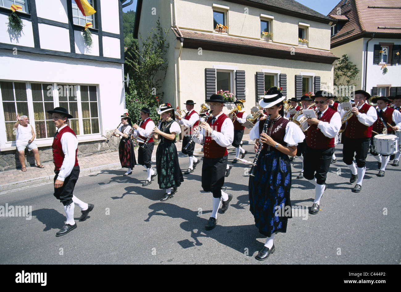 Baden-Württemberg, Schwarzwald, Kostüm, Festival, Deutschland, Europa, Urlaub, Instrumente, Wahrzeichen, Parade, Menschen, spielen, Pr Stockfoto