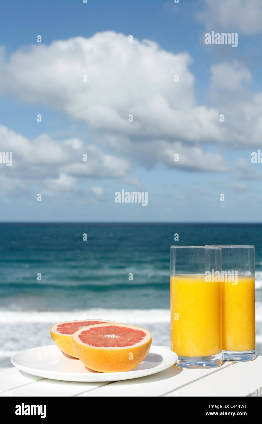 Orangensaft und Grapefruitsaft am Meer Stockfoto