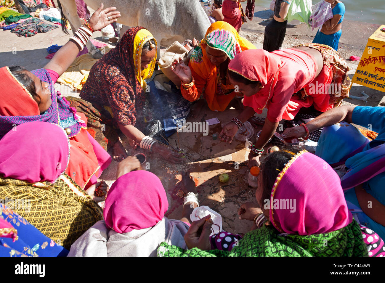 Indische Frauen einen traditionellen Darbringung (Puja). Pushkar Lkae. Rajasthan. Indien Stockfoto