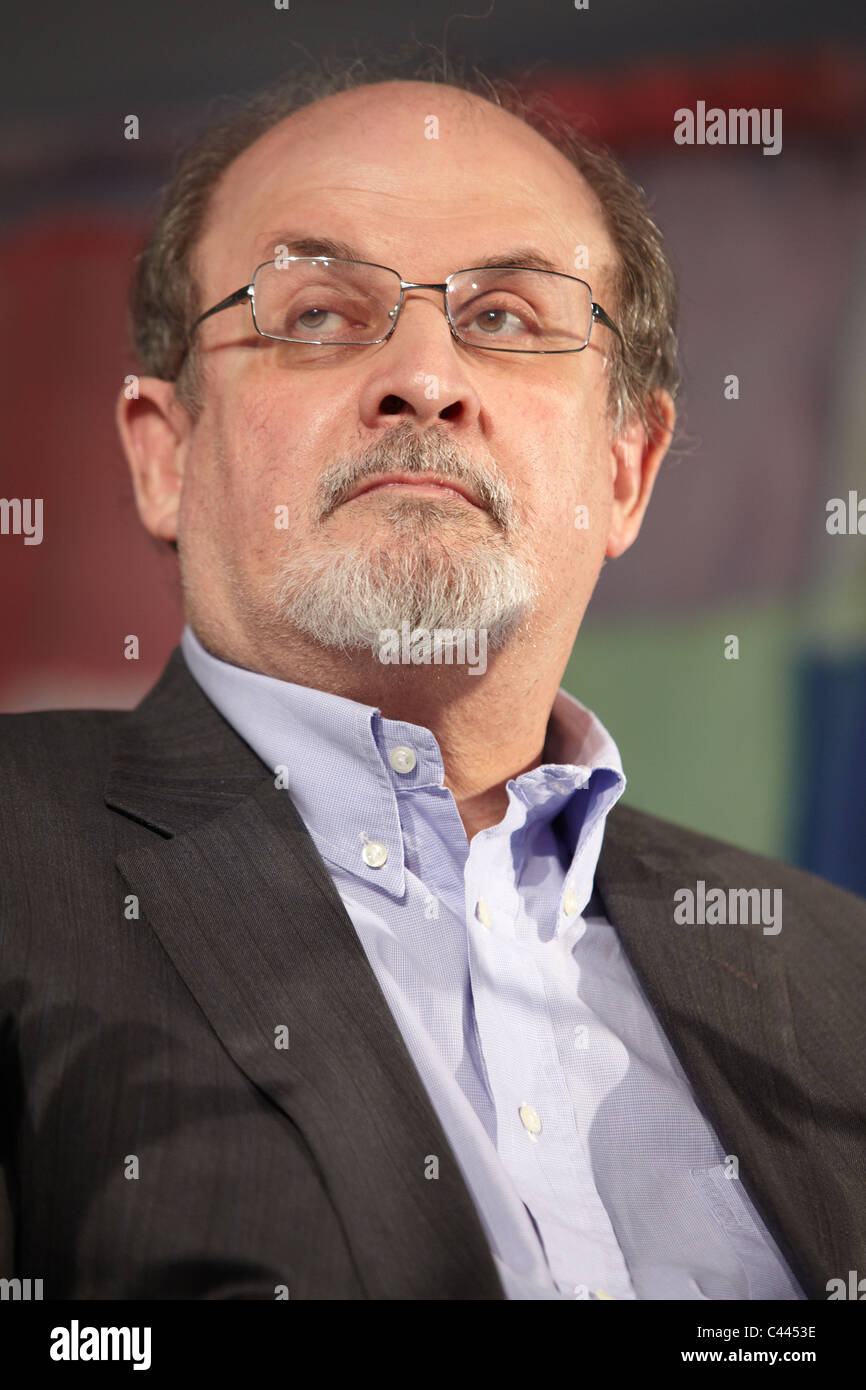 NOVELLO, Italien - 29. Mai: Schriftsteller Salman Rushdie spricht auf der Collisioni 2011 am 29. Mai 2011 Novello, Italien. Stockfoto