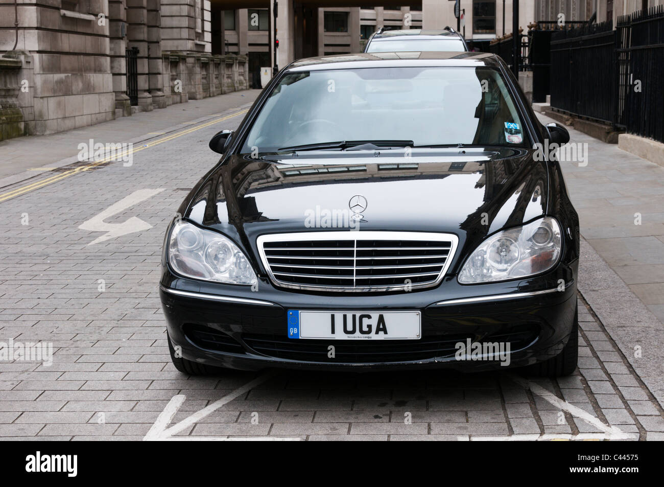 Eine ugandische diplomatischen mit persönlicher Eitelkeit Kennzeichen Auto im zentralen London. Stockfoto