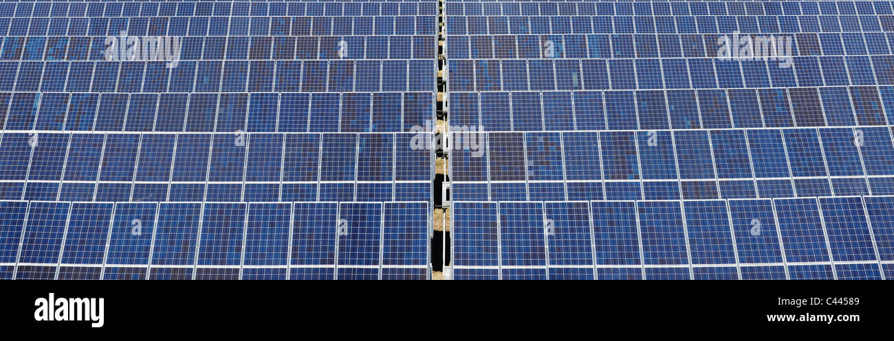 Sonnenkollektoren in einem Feld Stockfoto