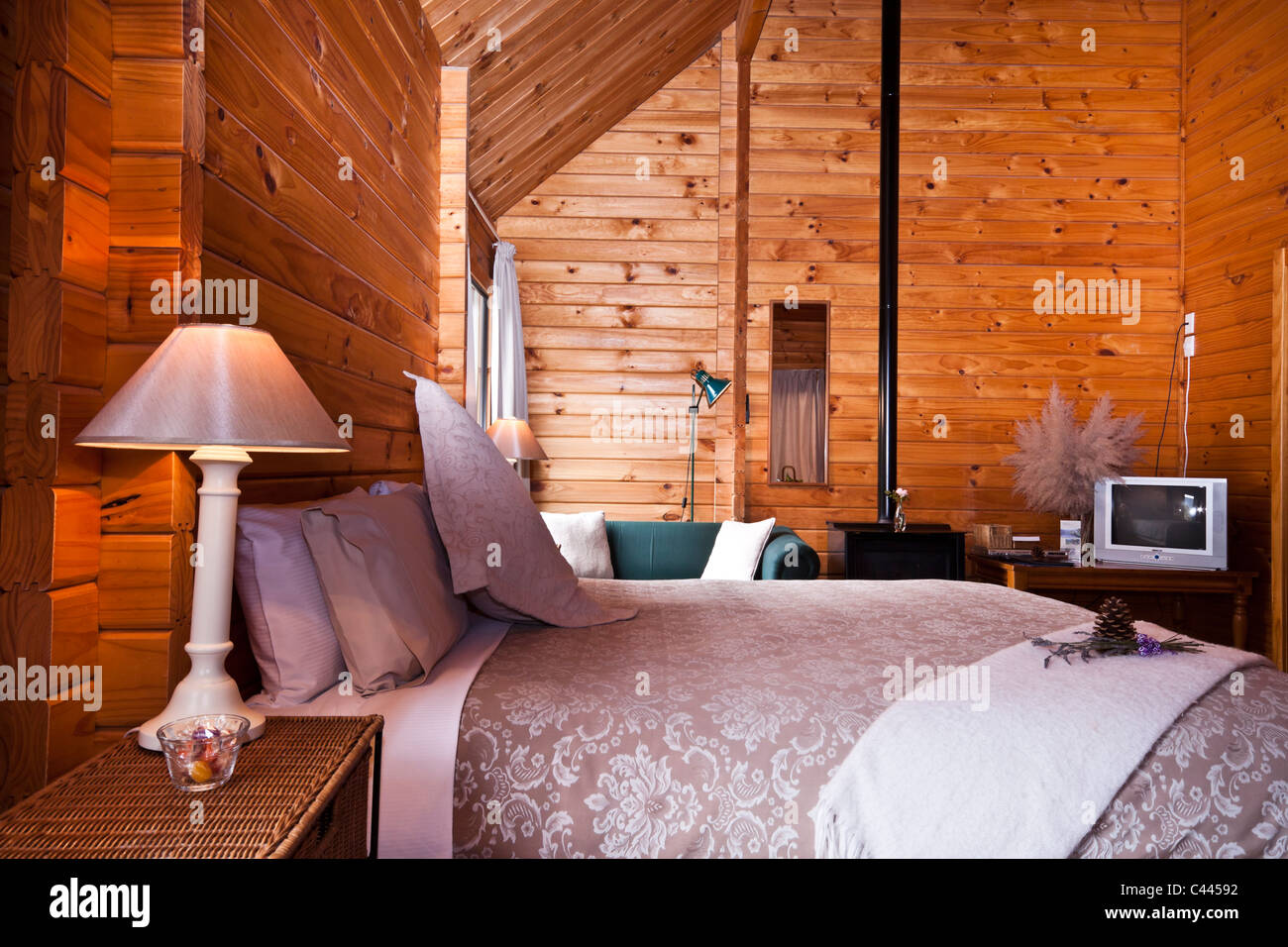 Schöne warme Einrichtung Mountain Lodge Wohnung. Fox Glacier Lodge, Fox Glacier, West Coast, Südinsel, Neuseeland. Stockfoto