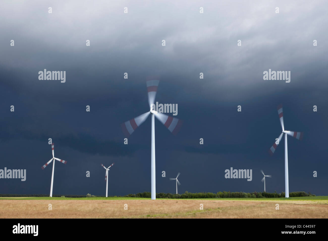 Windkraftanlagen, die Spinnen in einem Feld Stockfoto