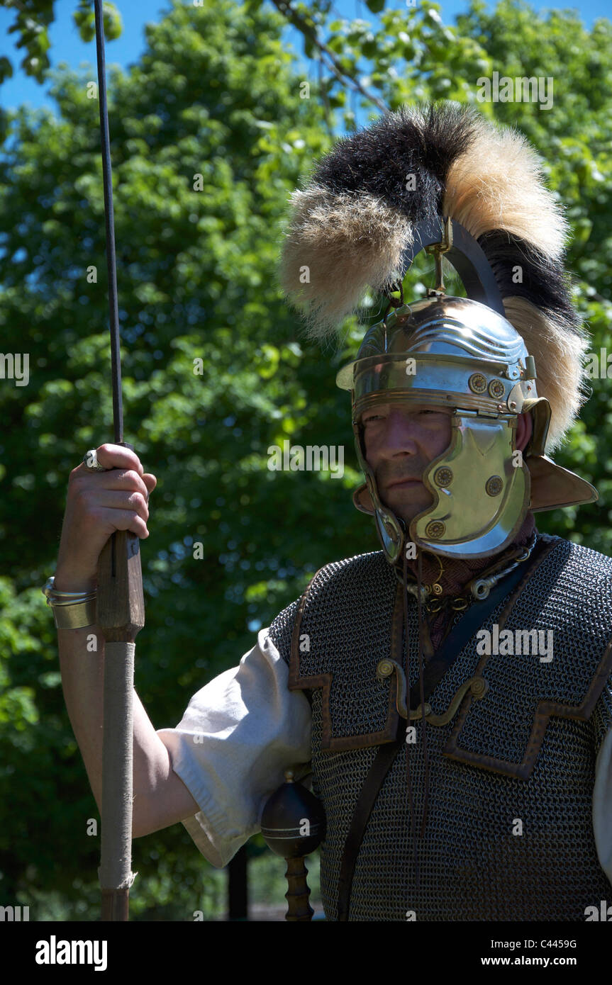 Ein römischer Soldat der Leg ii avg Historische Re-enactment-Gruppe während einer Anzeige an Maumbury Rings in Dorchester, Dorset, England, Vereinigtes Königreich. Stockfoto