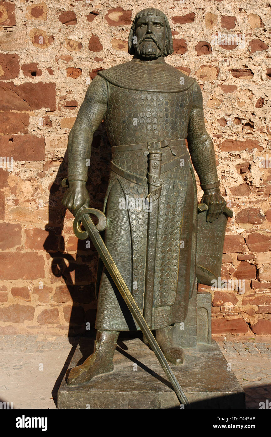 Sancho ich (1154-1212). König von Portugal. Statue des Königs neben dem Schlosseingang. Silves. Algarve. Portugal. Stockfoto