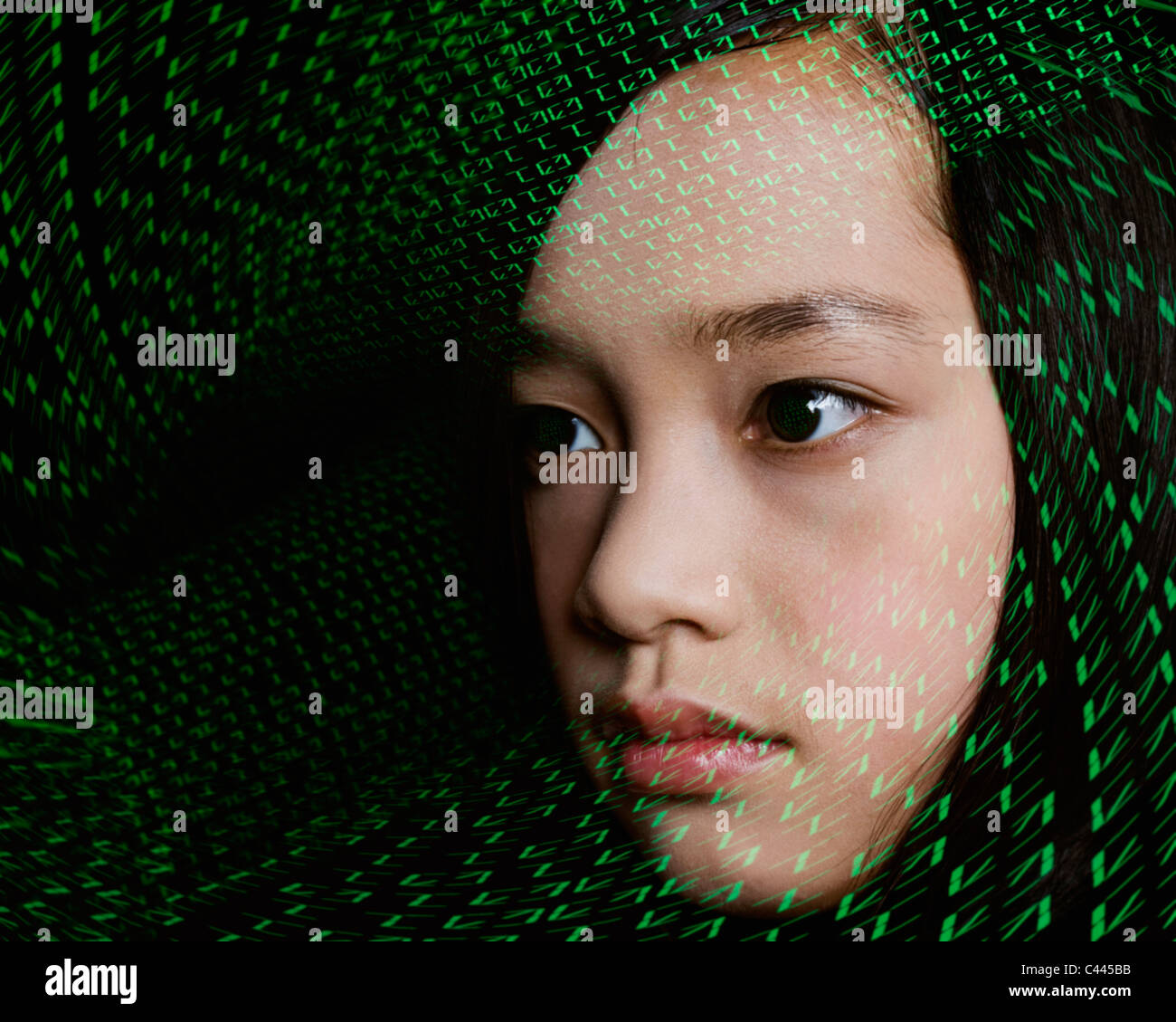 Porträt eines Mädchens mit digitalem code Stockfoto