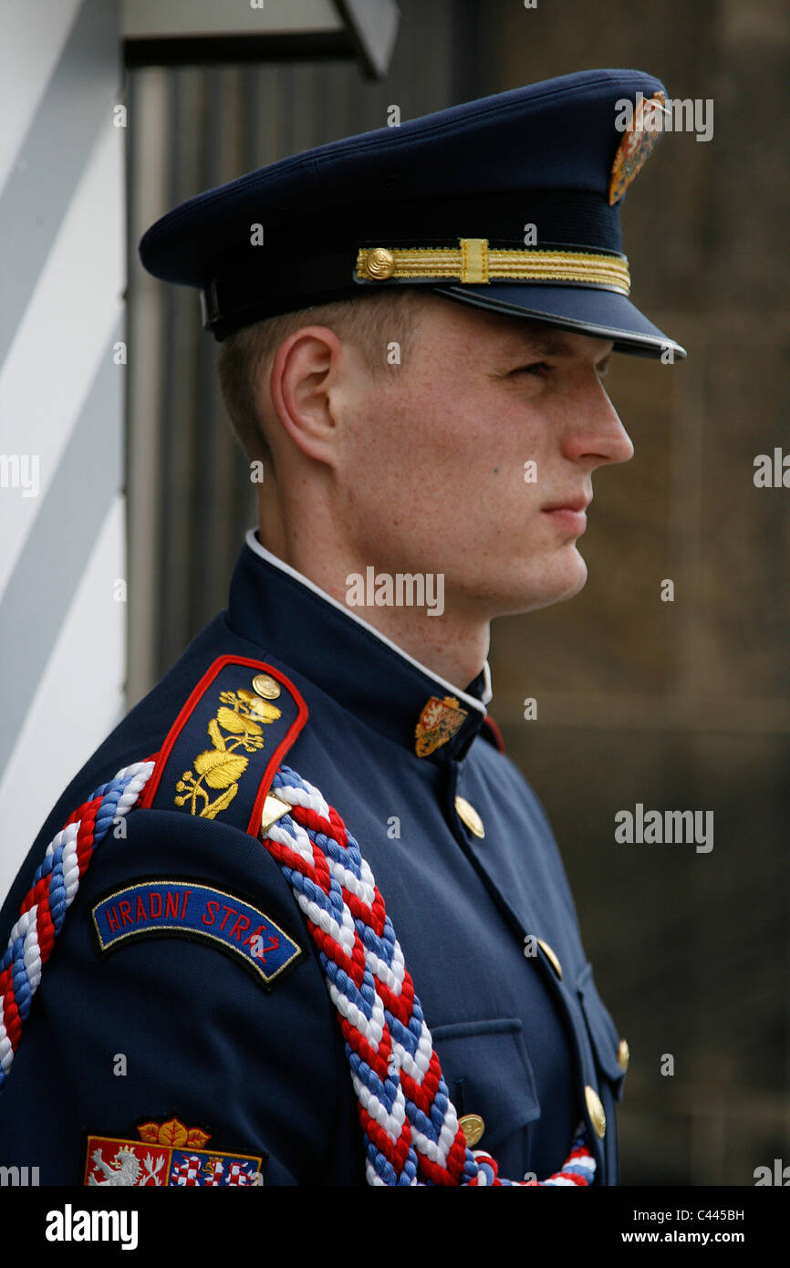 Porträt einer uniformierten Burg Wächter am Eingang der Prager Burg in Prag, Tschechische Republik. Stockfoto