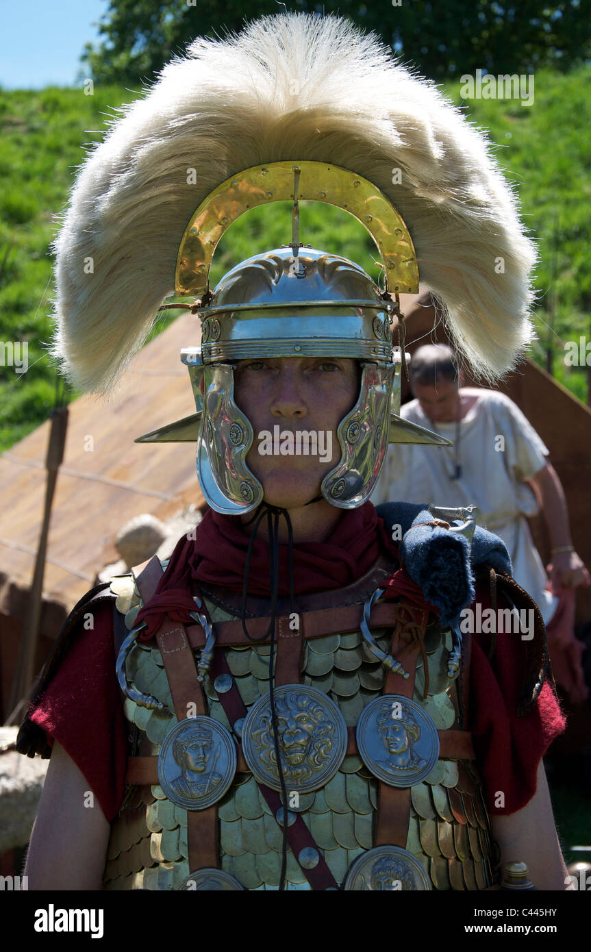 Ein römischer Hauptmann von der Leg ii avg Historische Re-enactment-Gruppe während einer Anzeige an Maumbury Rings in Dorchester, Dorset, England, Vereinigtes Königreich. Stockfoto