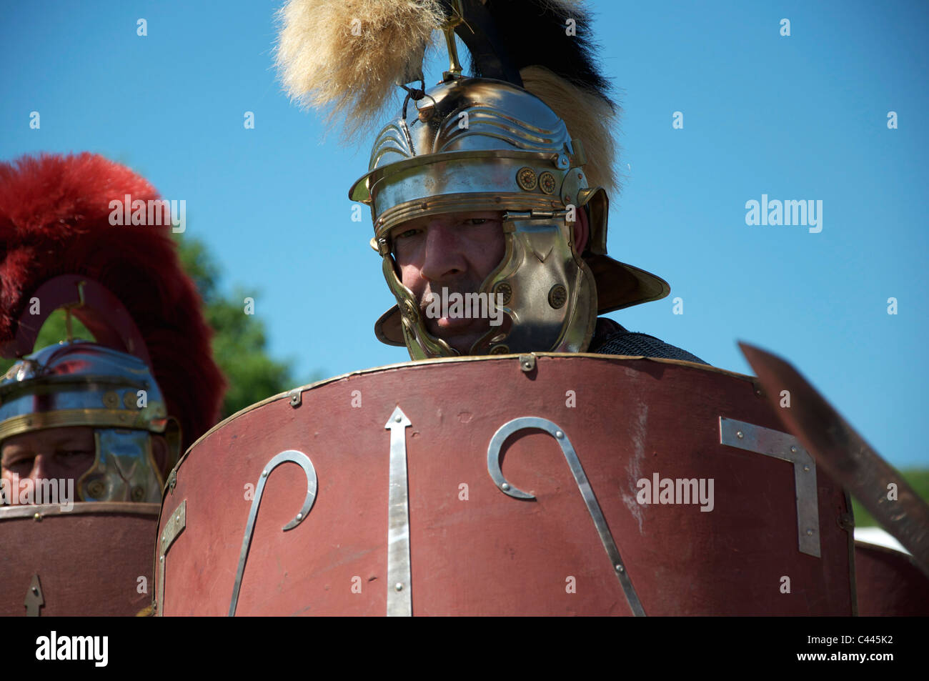 Römische Soldaten der Leg ii avg Historische Re-enactment Group, die auf eine Anzeige an Maumbury Rings in Dorchester, Dorset, England, Vereinigtes Königreich. Stockfoto