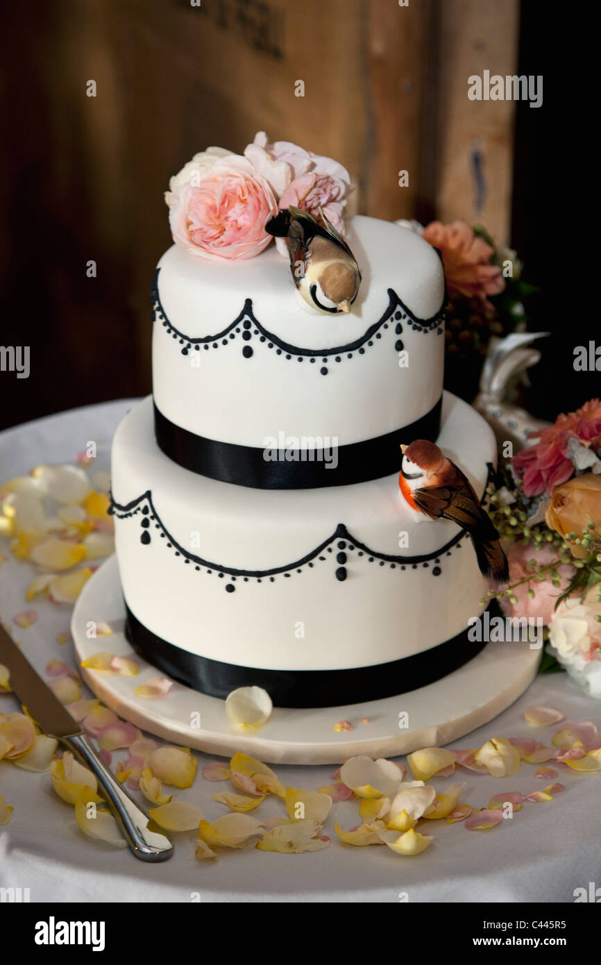 Eine Hochzeitstorte, dekoriert mit Blumen und Vögel Stockfoto