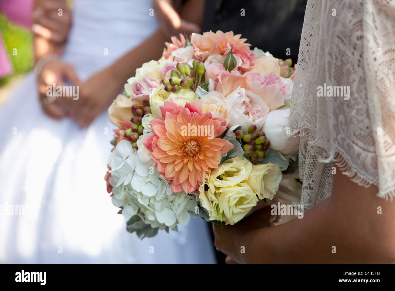 Detail einer Frau mit einem Blumenstrauß bei einer Hochzeit Stockfoto