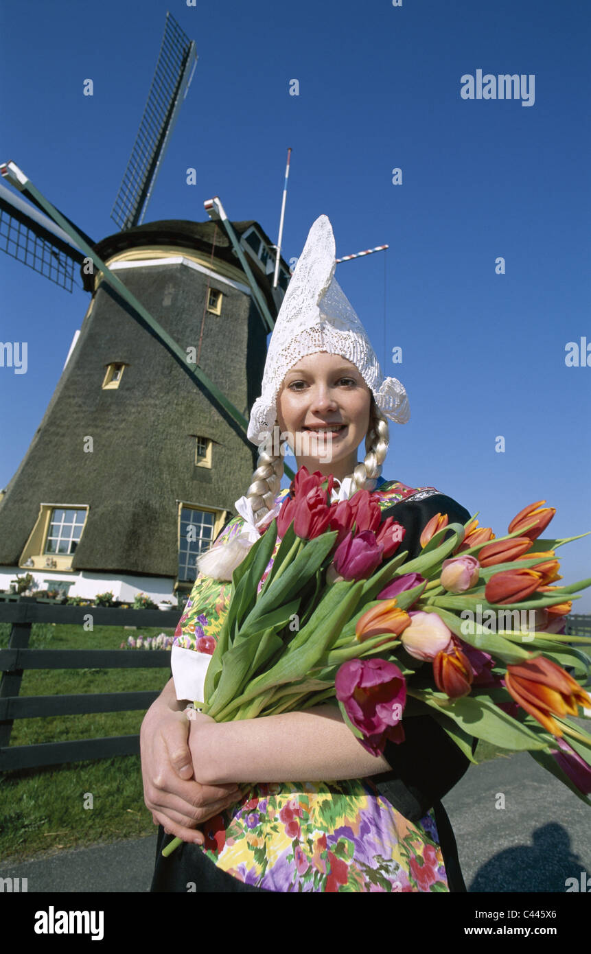 Kostüm, Niederländisch, Mädchen, Urlaub, Holland, Europa, Wahrzeichen,  Modell in den Niederlanden veröffentlicht, Tourismus, Reisen, Urlaub,  Windmühle, Zaa Stockfotografie - Alamy