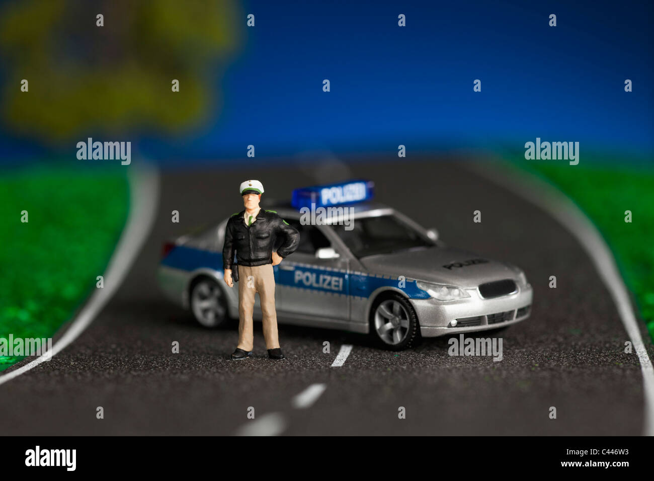 Ein Diorama ein Miniatur Polizist Figur stehend von einem Miniatur-Polizei-Auto Stockfoto
