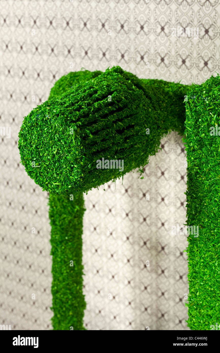 Energie sparen zu Hause Heizkörper in grünen Rasen bedeckt. Stockfoto
