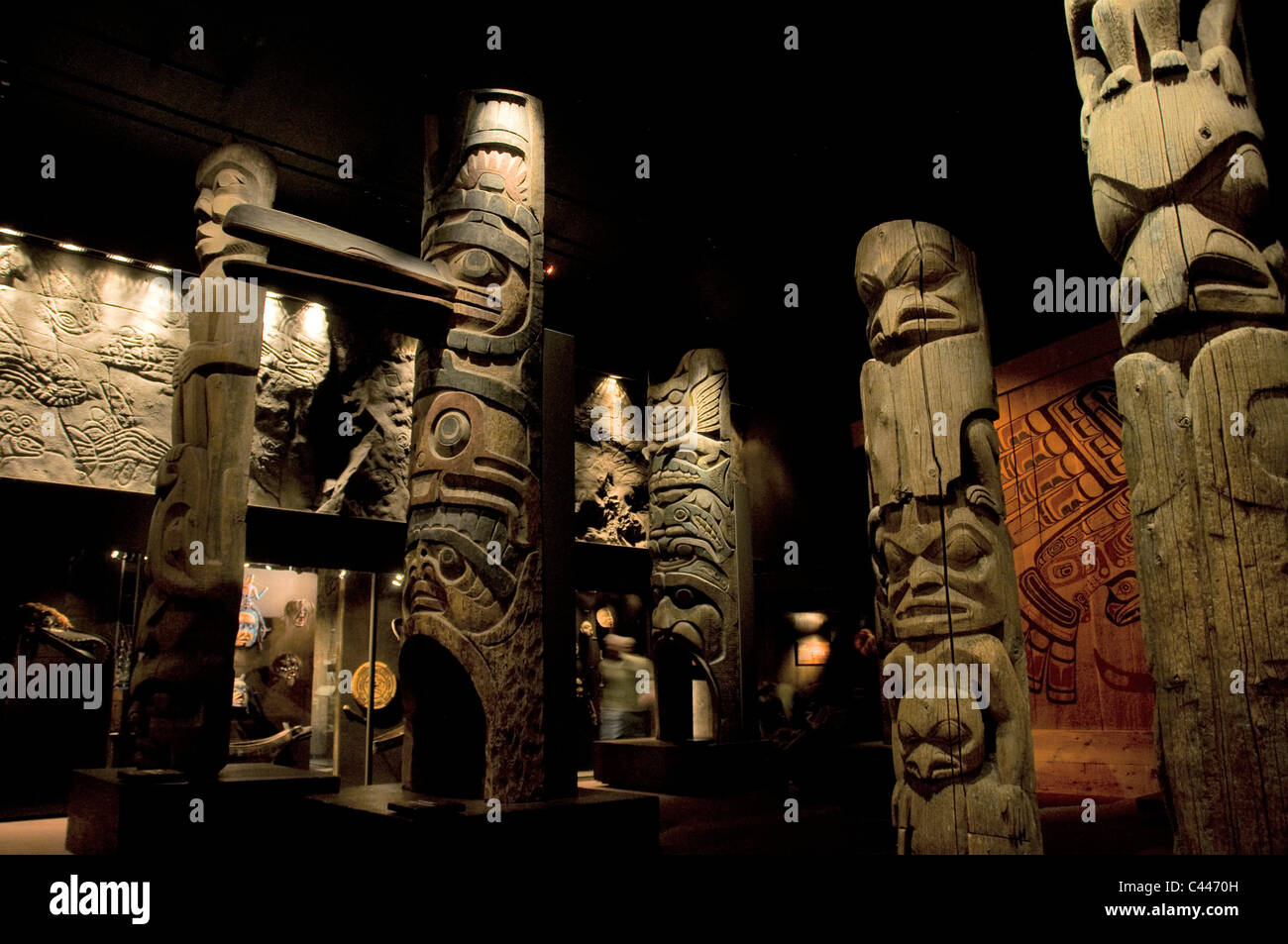 Royal BC Museum, Victoria, Britisch-Kolumbien, Kanada, Totems, Showroom, Nord-Amerika, Ausstellung, Museum, Holzstab Stockfoto
