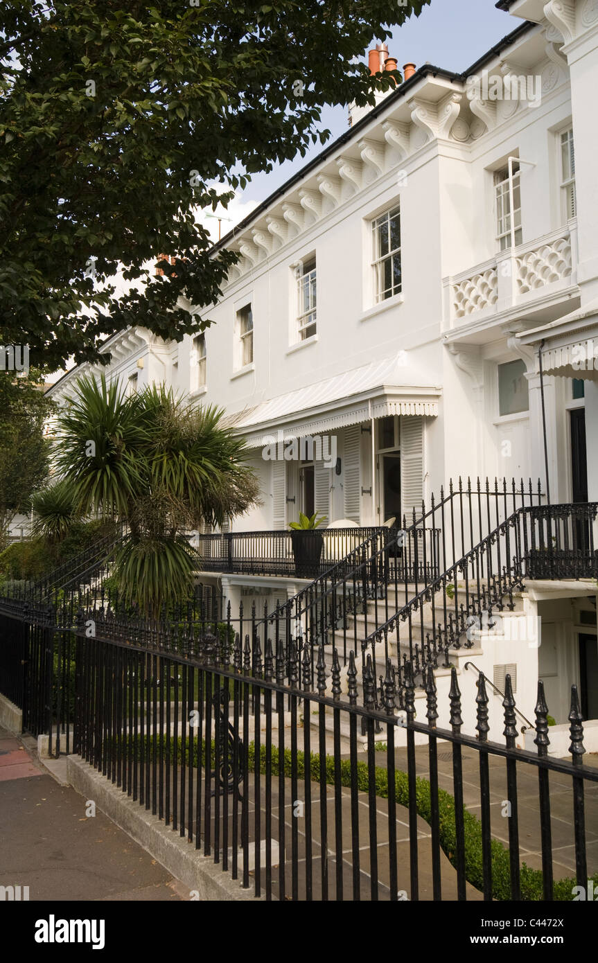 Außenfassade des Brighton Denkmalgeschütztes Gebäude mit Geländern und Palme Stockfoto