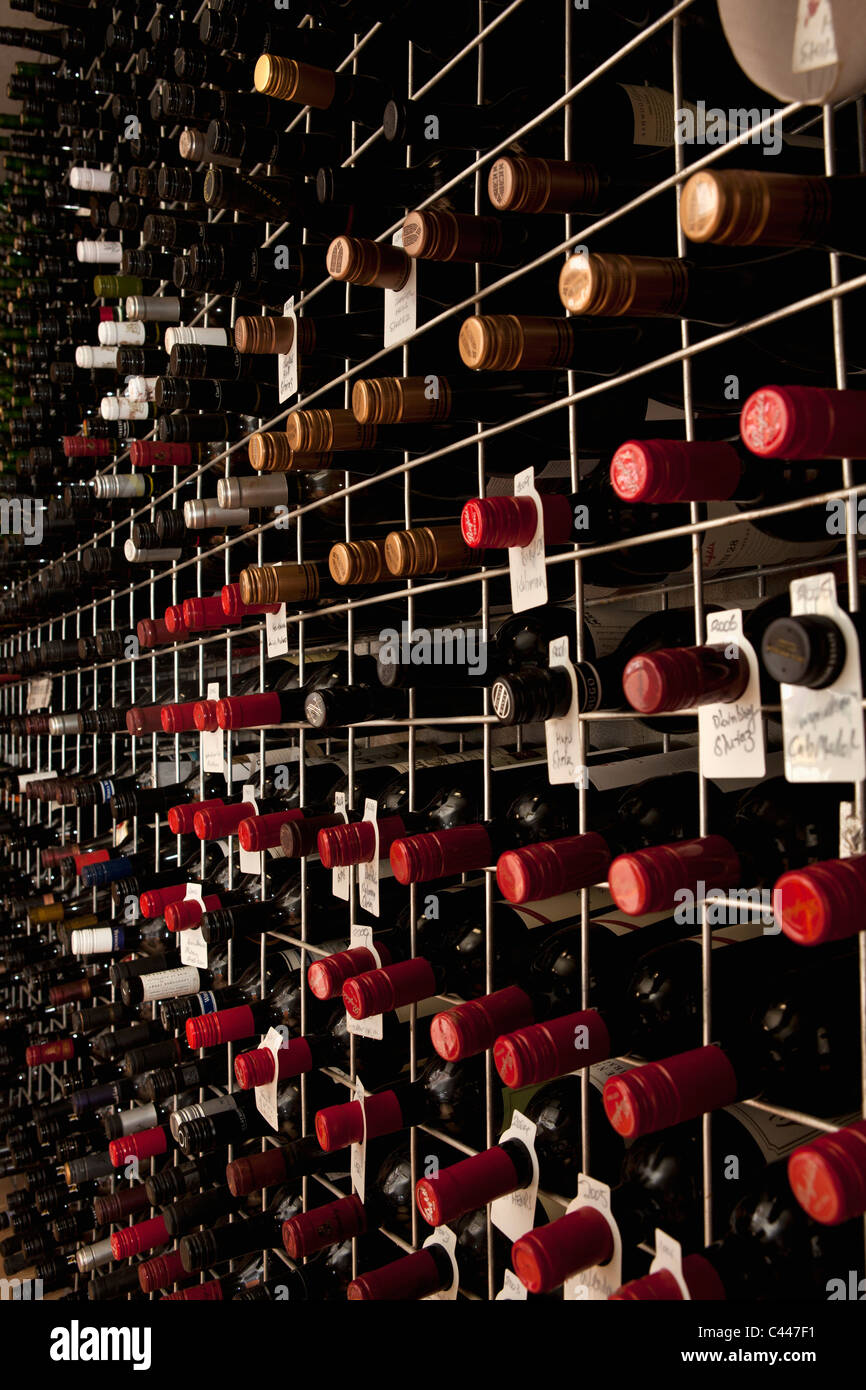Flaschen Wein im Keller Stockfoto