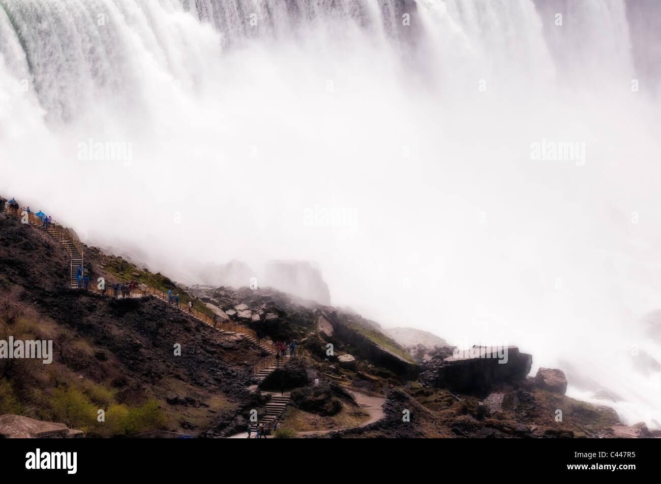 Während Prospect Point Felsbrocken die felsigen Ufern säumen, führt Fußgänger-Promenade entlang den American Falls in Niagara, New York. Stockfoto