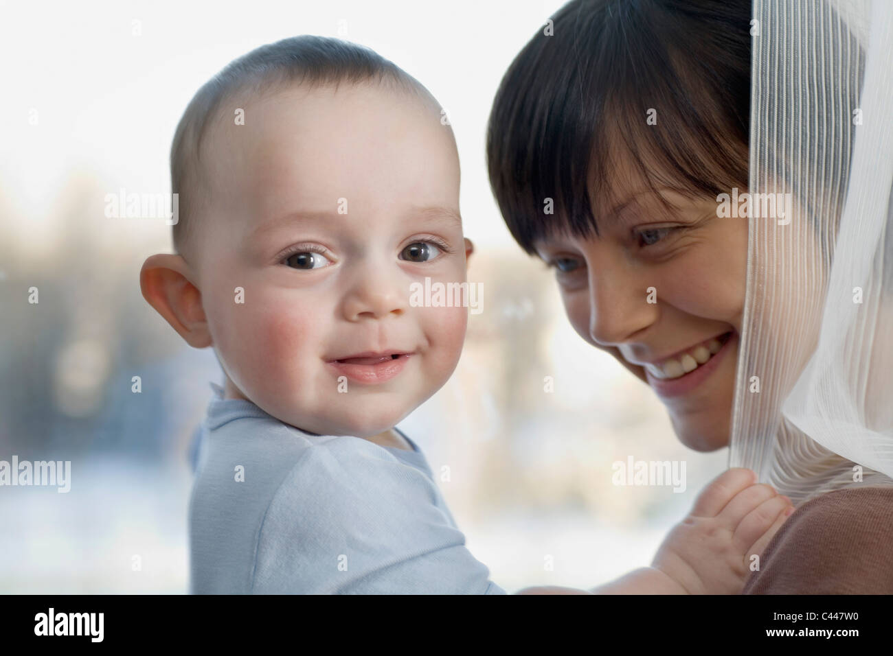 Eine Frau mit ihrem Baby lachen Stockfoto