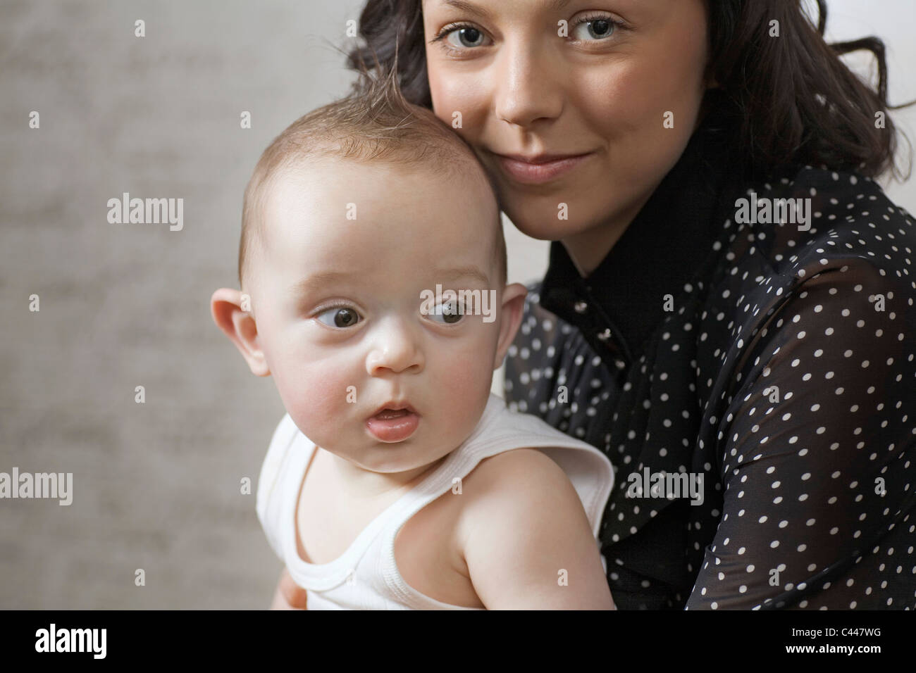Eine Frau hält ihr Baby boy Stockfoto