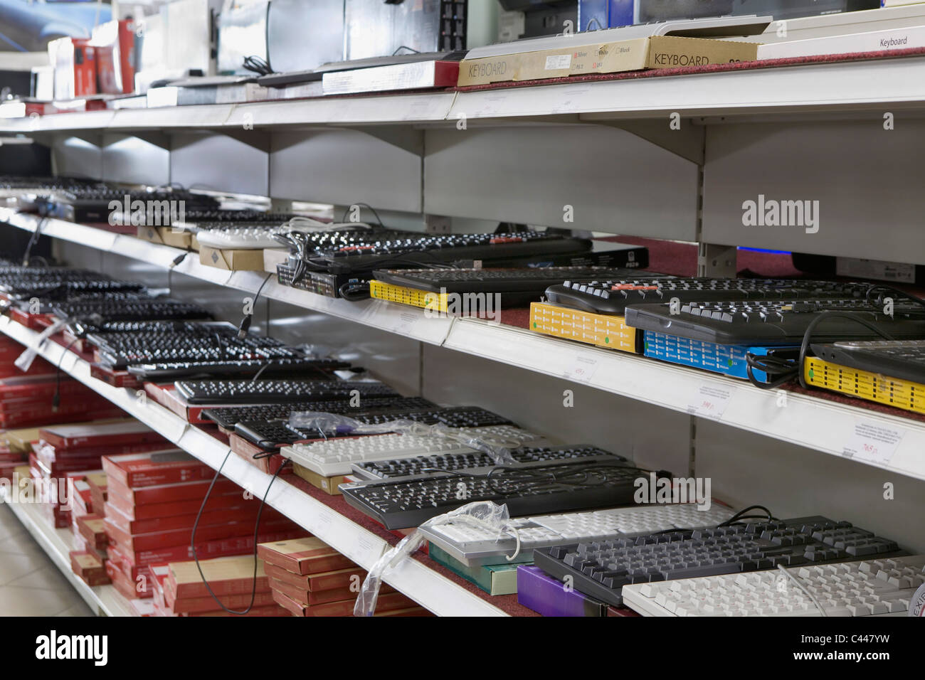Reihen von Computer-Tastaturen für den Verkauf in einem Elektronikfachgeschäft kaufen Stockfoto