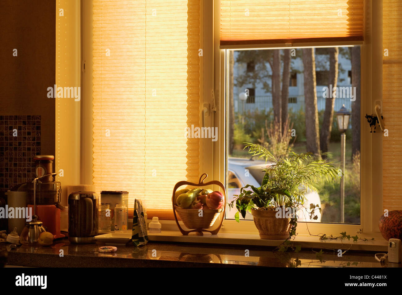 Eine inländische Küchentheke und Fenster "Stillleben" Stockfoto