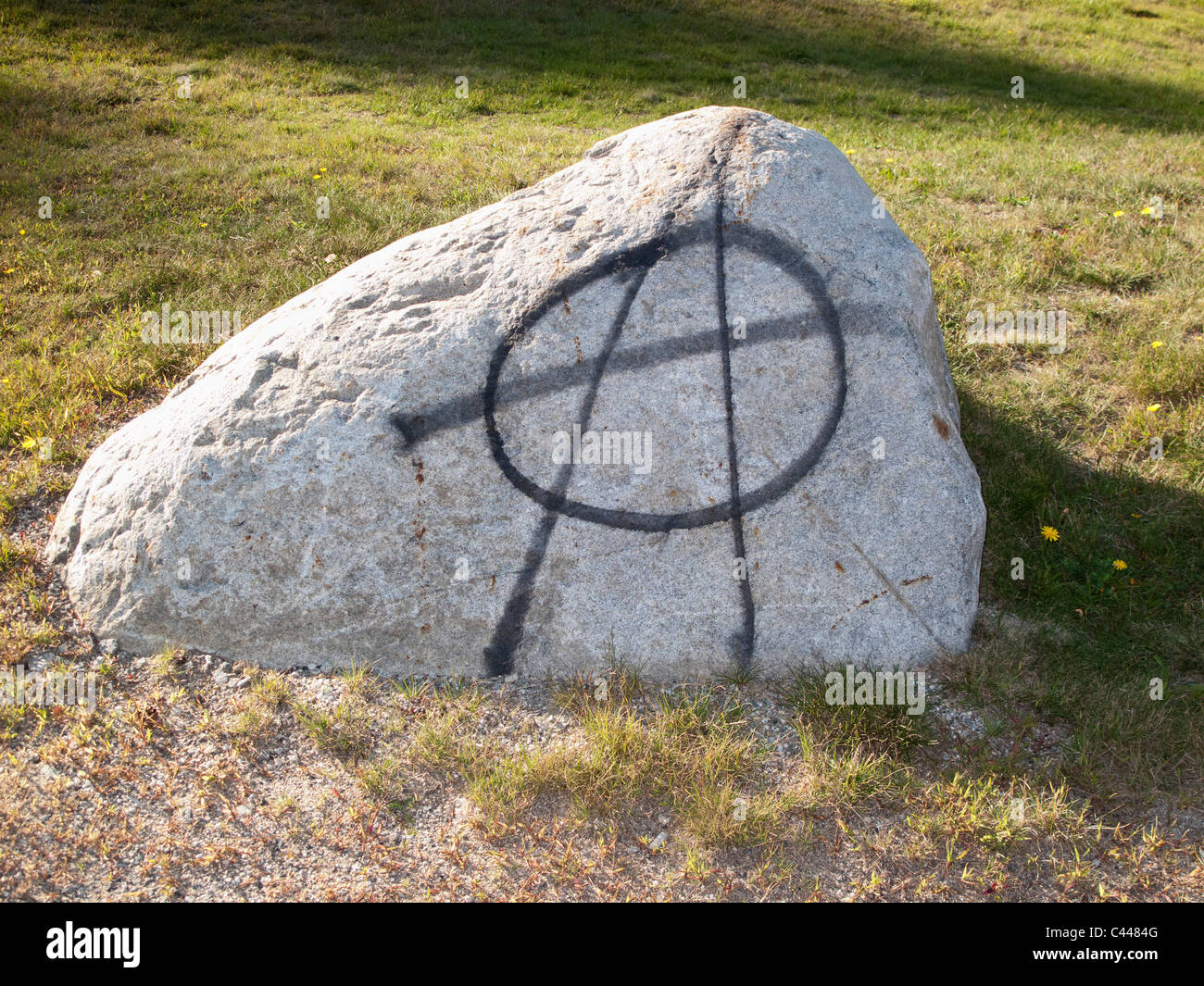 Das bekannte Anarchie Symbol Kreis-A Spray gemalt auf einem Felsen Stockfoto