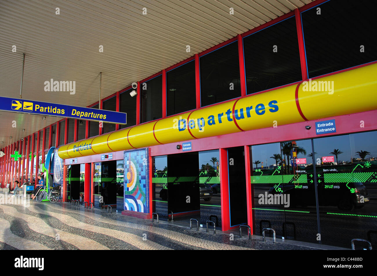 Abflug Terminal Eingang, der Flughafen Faro, Faro, Region Distrikt Faro, Algarve, Portugal Stockfoto