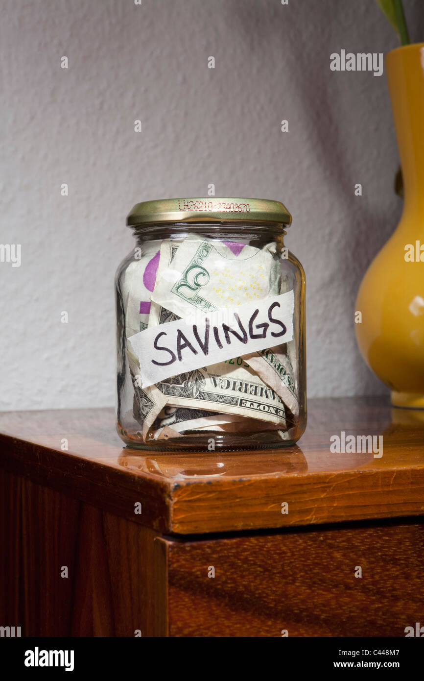 Ein Glas voller US-Papier-Währung mit der Bezeichnung Einsparungen Stockfoto