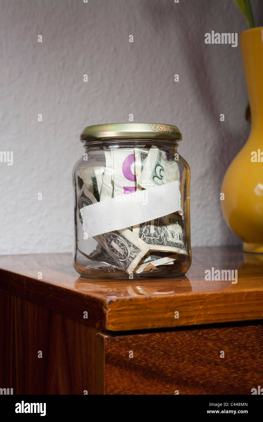 Ein Glas voller US-Papier-Währung mit einem leeren Etikett drauf Stockfoto