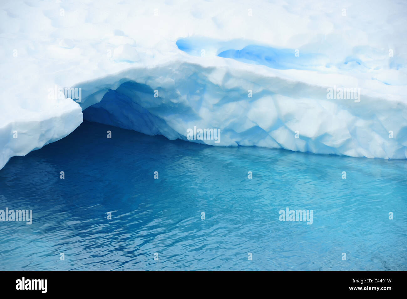 Eisberg-Höhle, Antarktis. Stockfoto