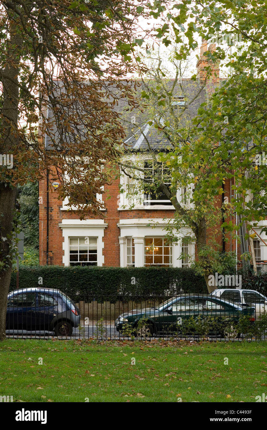 Außenfassade des Edwardian London nach Hause von Platz gegenüber gesehen Stockfoto