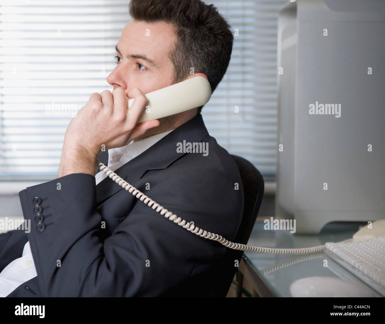 Ein Geschäftsmann, ein Festnetz telefonieren Stockfoto