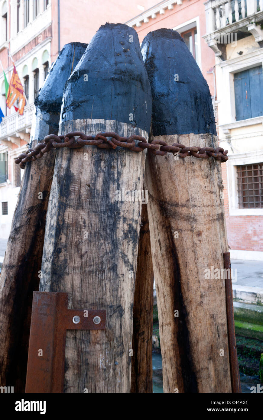 Eine Nahaufnahme von einer Gruppe von neuen hölzernen Navigation Pole, in Venedig, Italien Stockfoto