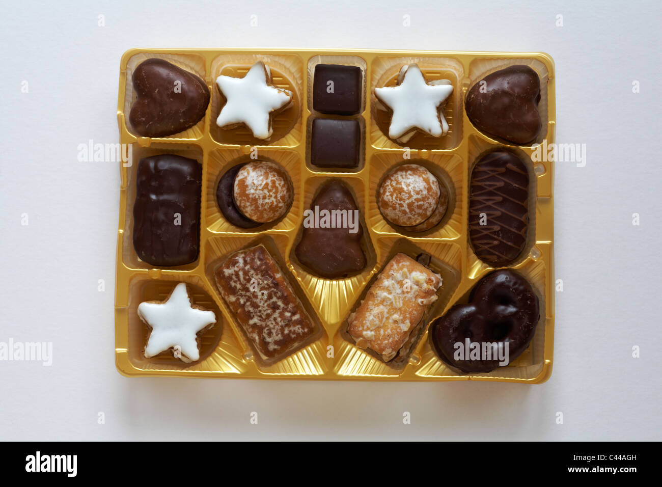 Schachtel mit Marks & Spencer Lebkuchen Auswahl Kekse geöffnet, um Inhalte isoliert auf weißem Hintergrund zeigen Stockfoto