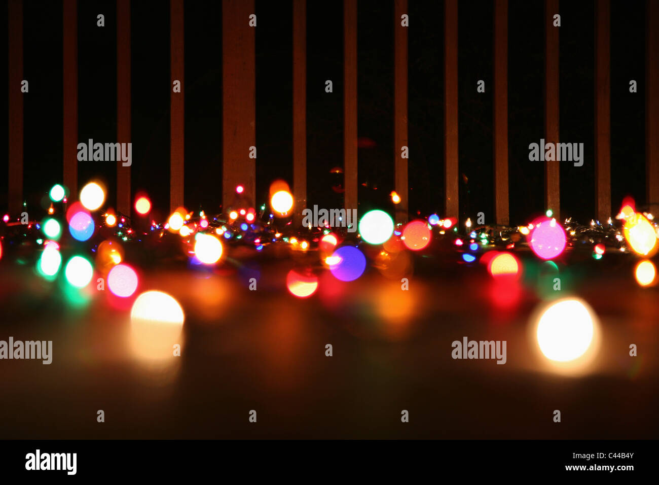 Von beleuchteten Weihnachten Lichterketten Verlegung auf dem Balkon, im freien Stockfoto