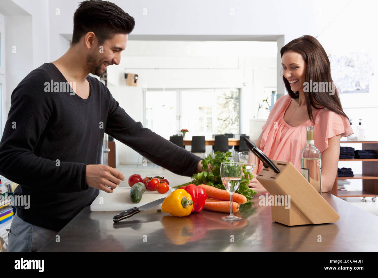 Ein junges Paar, die Zubereitung von Speisen zusammen in einer modernen Wohnung Stockfoto