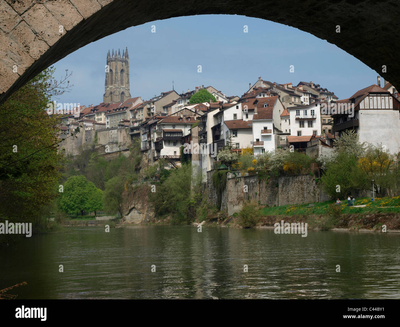Altstadt, Fluss, fließen, Kanton Freiburg, Schweiz, Freiburg, Kathedrale, Saane, Stadt, Stadt, steinerne Brücke, Wasser, Brücke, Stockfoto