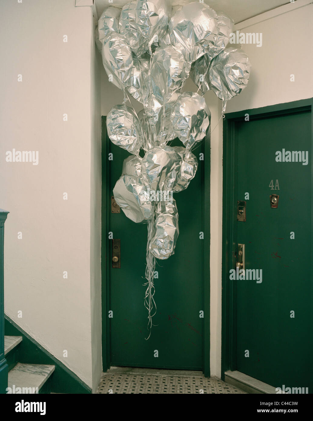 Eine große Reihe von Helium-Ballons in einen Apartment-Korridor Stockfoto