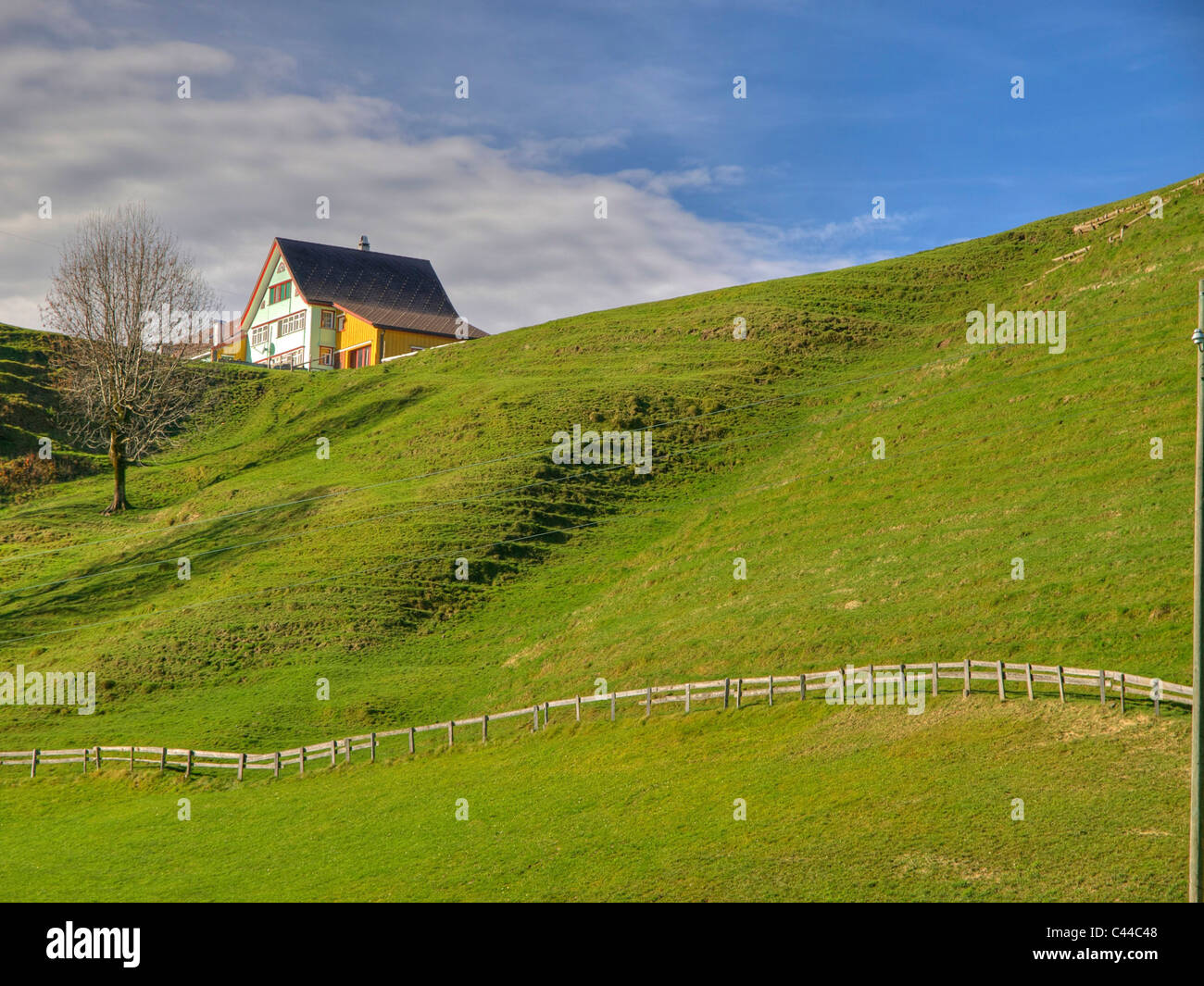 Bauernhof, grün, Wiese, Wolken, Zaun, Appenzellerland, Appenzell, Schweiz, Hügel Stockfoto