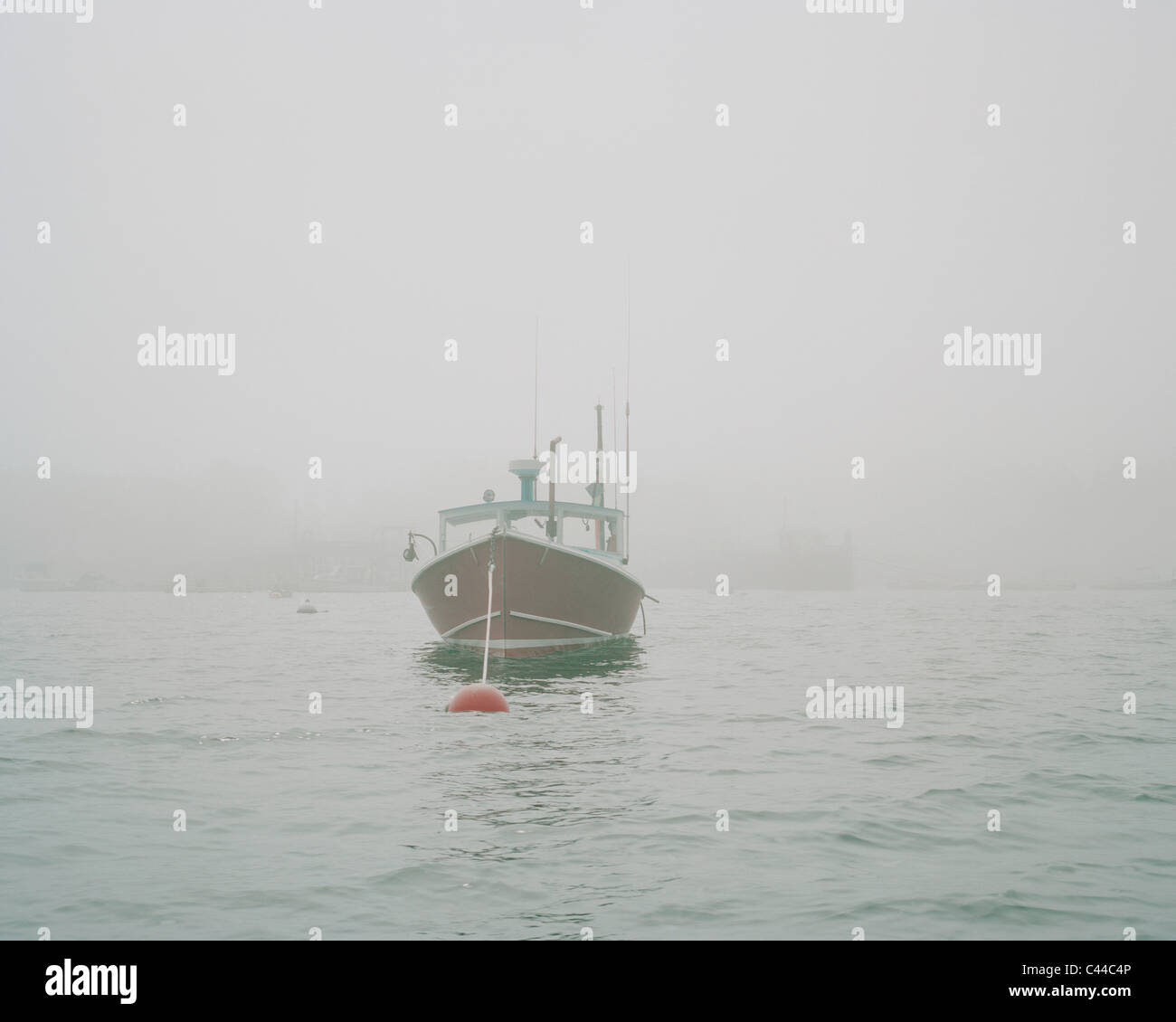 Ein Fischerboot vor Anker Stockfoto