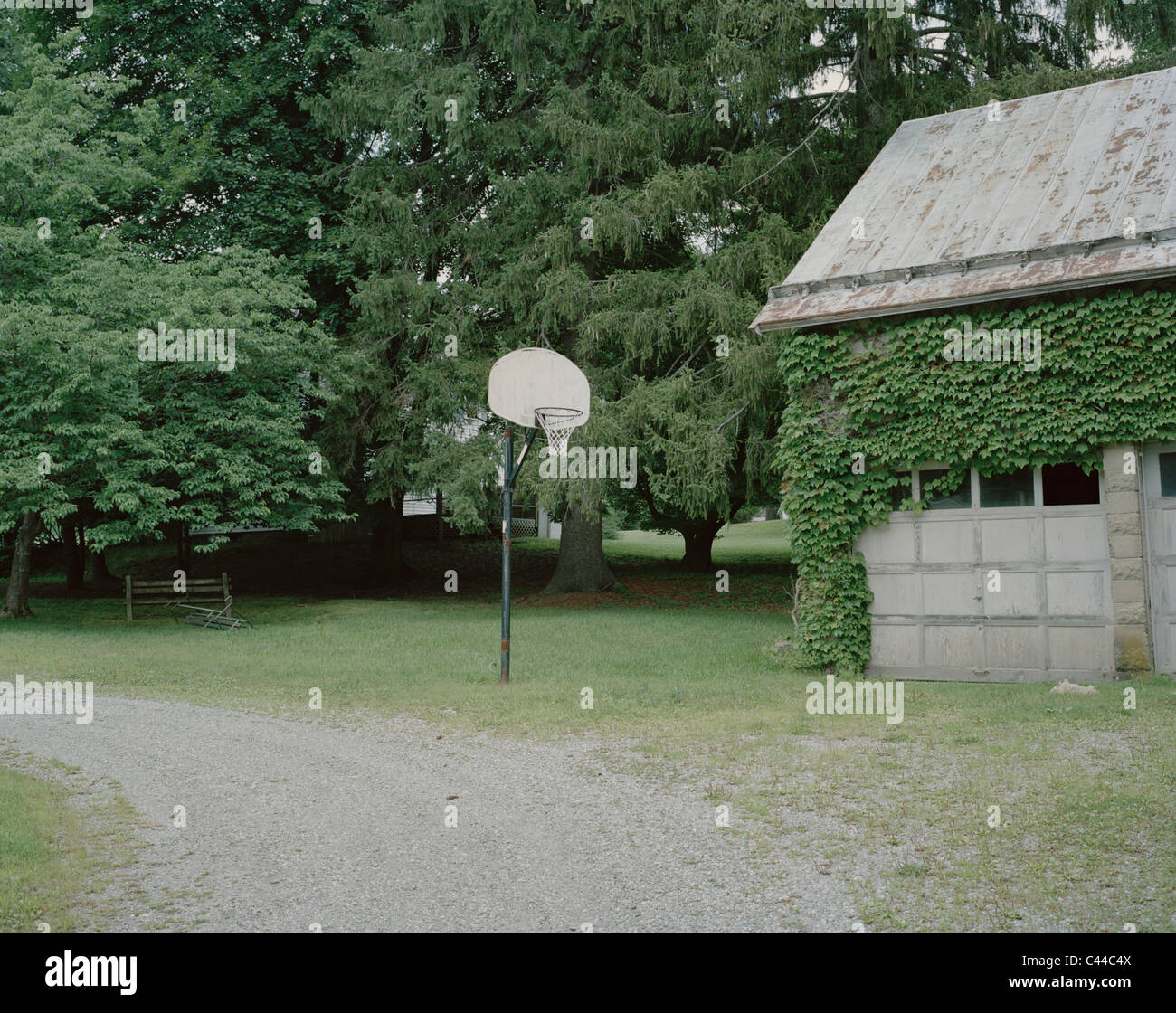 Ein Basketballkorb neben einer garage Stockfoto