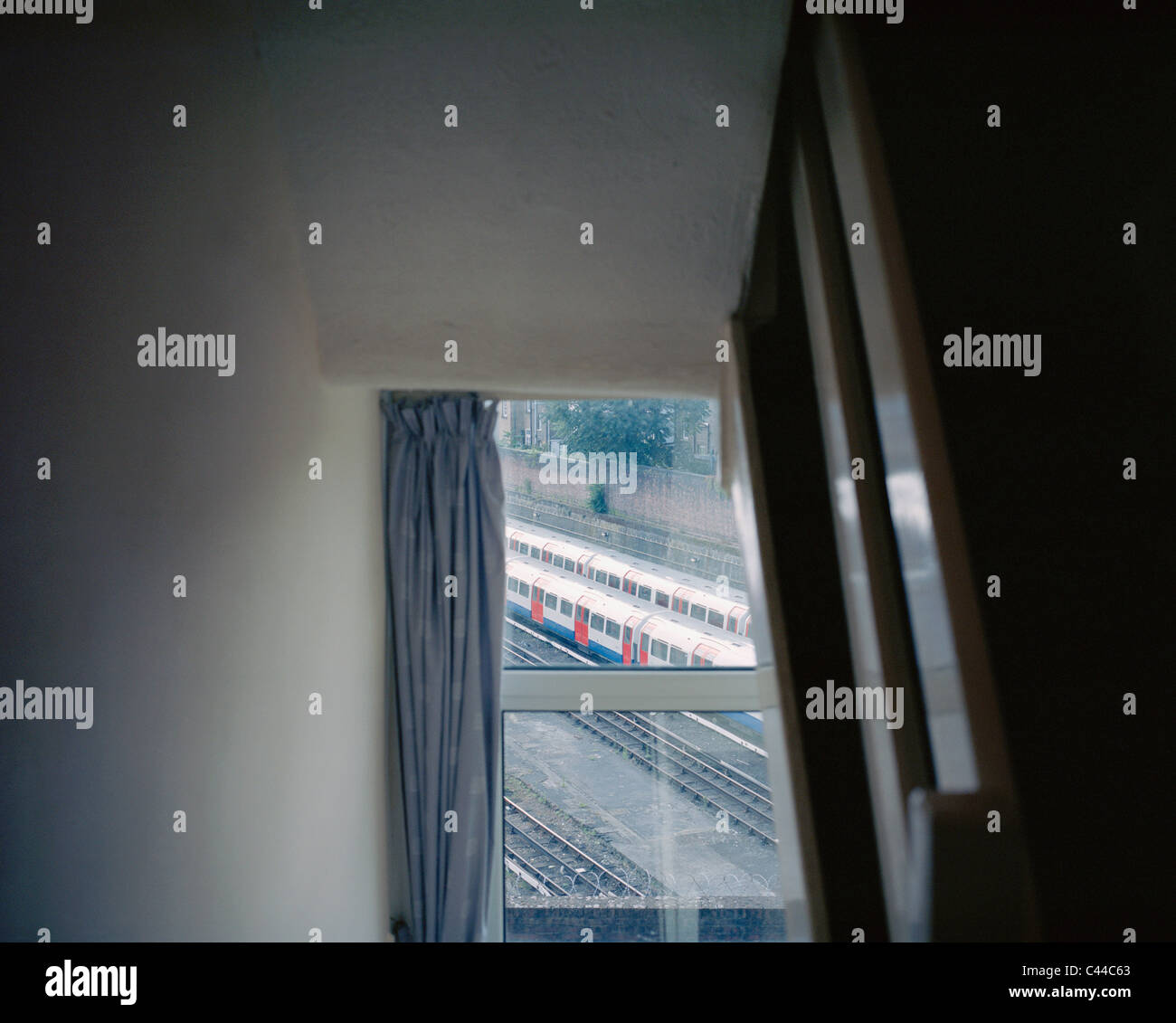 Züge durch ein Fenster Stockfoto