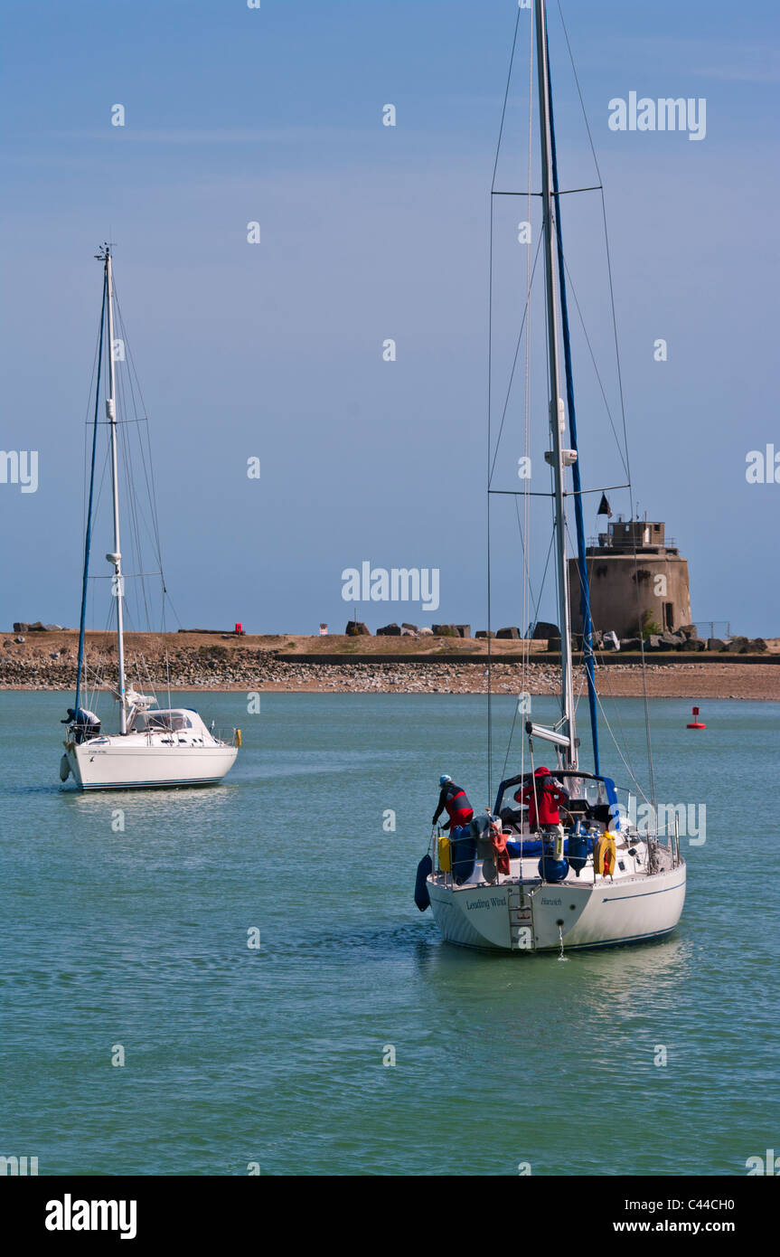 2 Luxus Segeln Yachten In Sovereign Harbour Eastbourne mit ihrer Segel unten Stockfoto